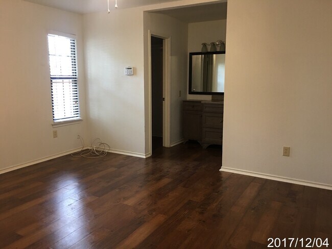 Building Photo - Cute 3/2 Home Available for Immediate Move In!