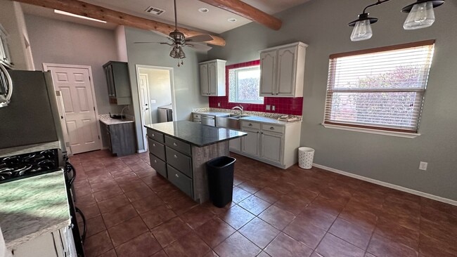 Building Photo - Beautiful 3 Bedroom 2 Bathroom with Low Ma...