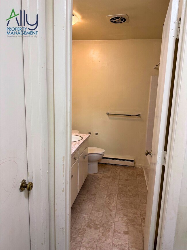 Building Photo - 122 Harmon St