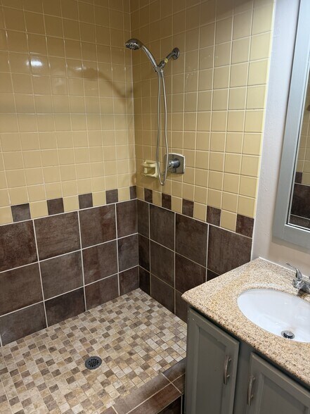 Building Photo - 3401 Hazelwood Ln