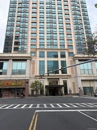 Building Photo - 175 Huguenot St