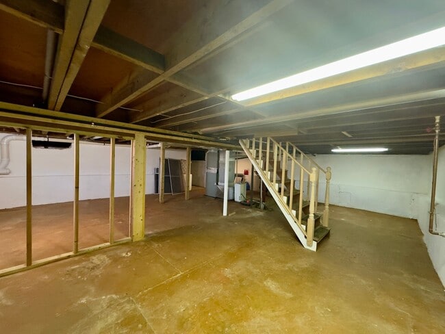 Building Photo - Charming 5 Bedroom/2 Bathroom Home with Large Backyard in Essex, MD!