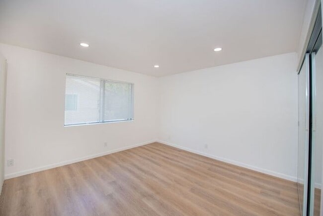 Building Photo - Newly Remodeled Upstairs Unit!