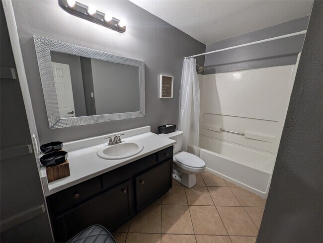 Building Photo - 714 N Vista Dr