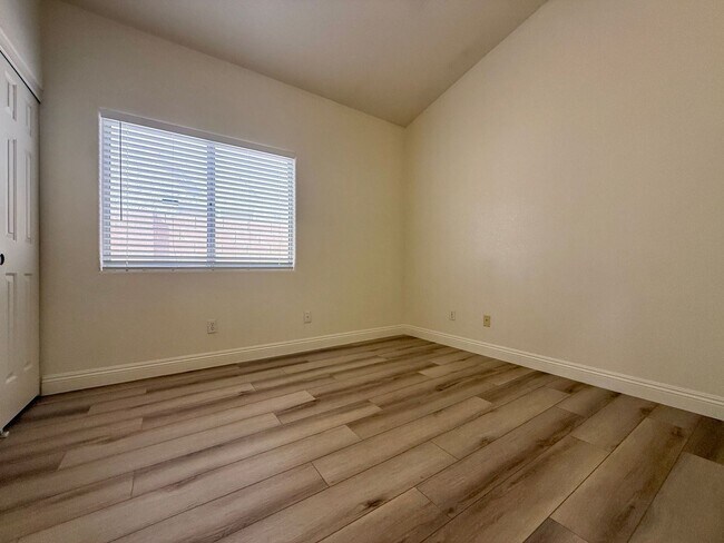 Building Photo - Beautiful open concept remodeled 3 bedroom...