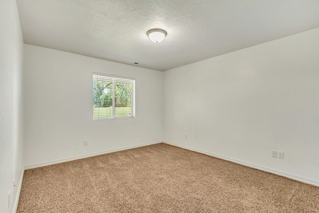 Building Photo - 93 River View Dr