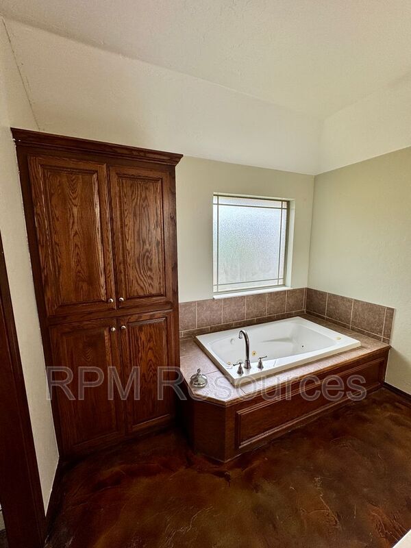 Building Photo - 916 Ethan Ln