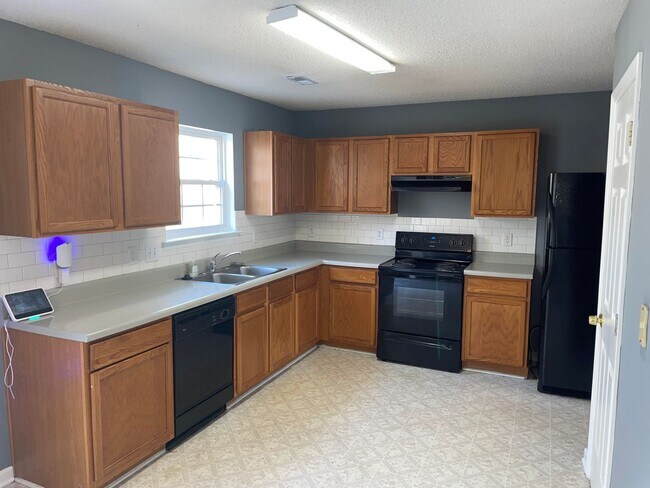 Building Photo - Move In Special On Beautiful 3 Bedroom Home!