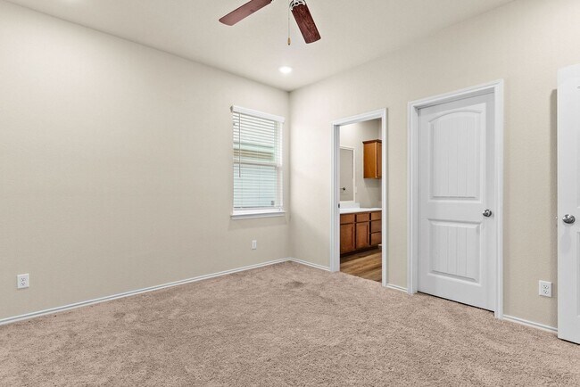 Building Photo - 343 Green Valley Dr
