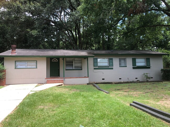 Primary Photo - 3/2.5 House with large yard walking distan...