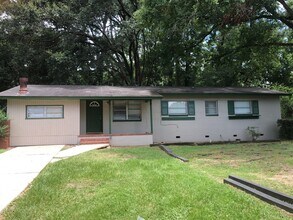 Building Photo - 3/2.5 House with large yard walking distance to campus, shopping and restaurants!