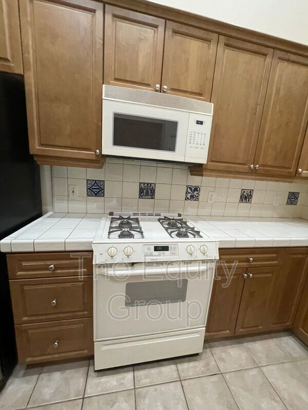Building Photo - 608 W Evergreen Ct
