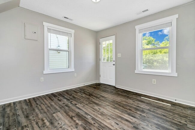 Building Photo - 8 Cobble Dr