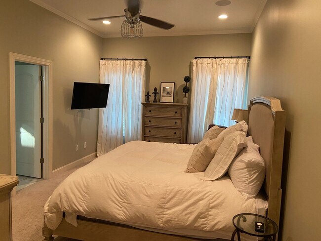 Building Photo - 4BR/4.5BA Furnished Townhome For Rent