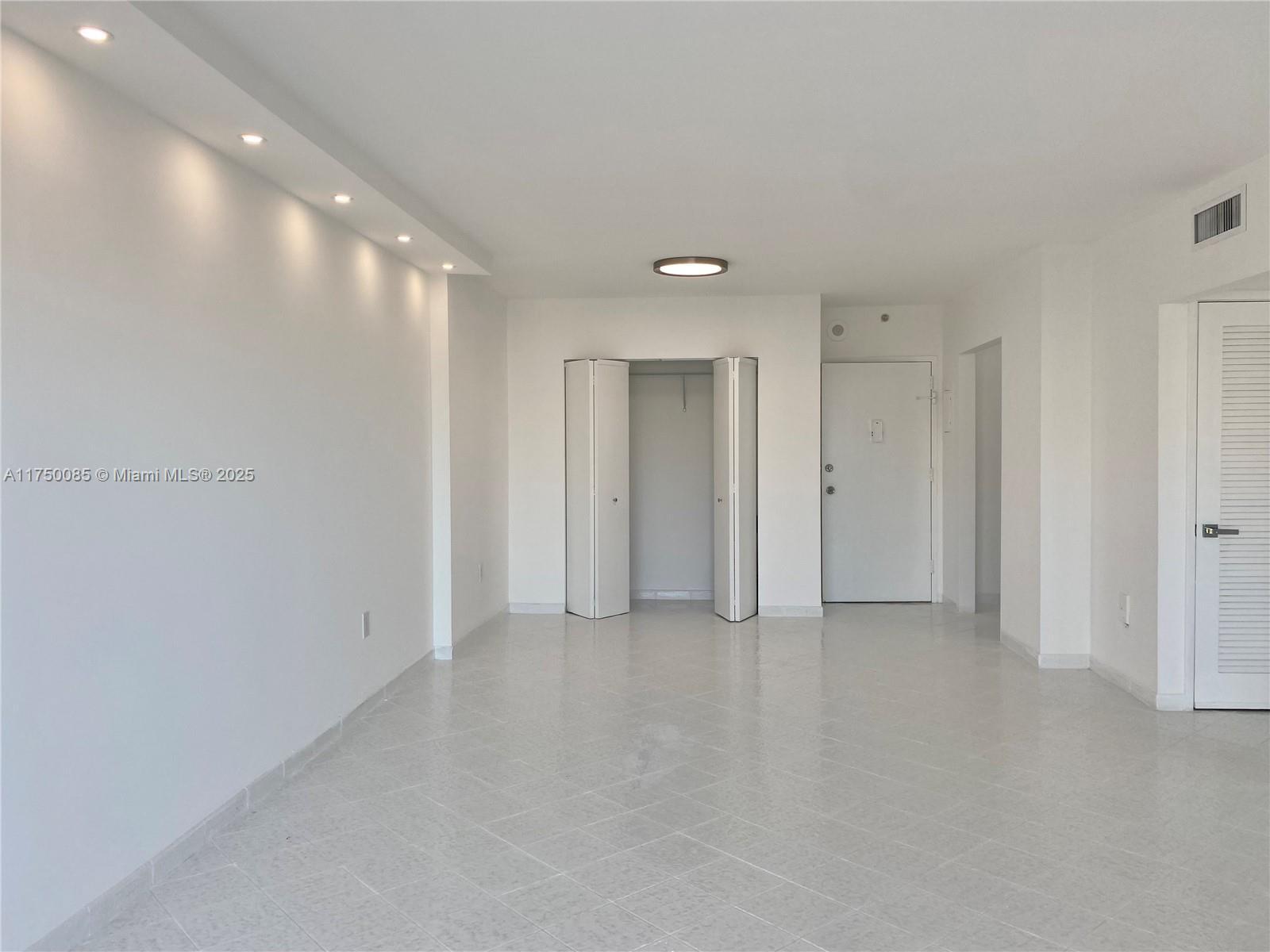 Building Photo - 400 Kings Point Dr