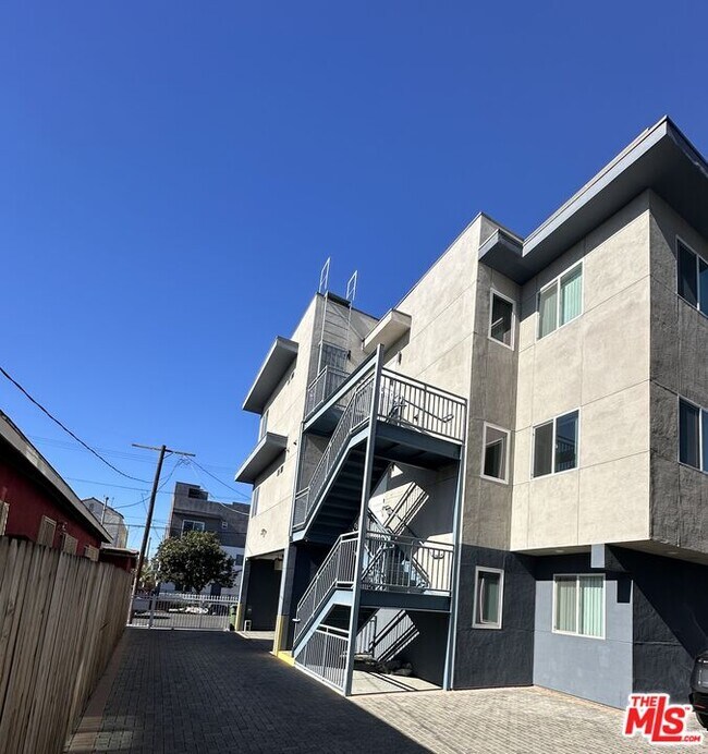 Building Photo - 1154 1/2 S Ardmore Ave