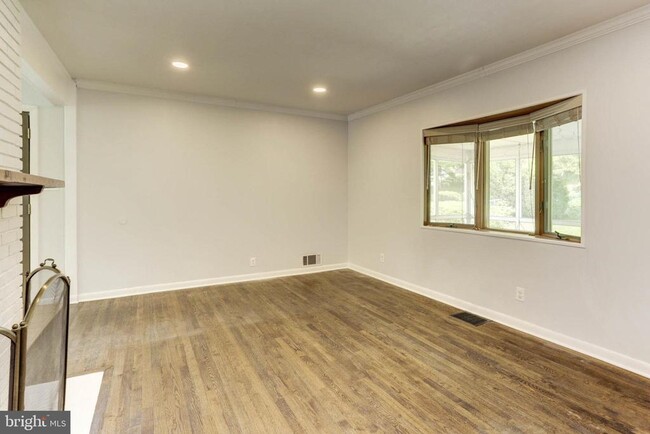 Building Photo - 5726 Crawford Dr