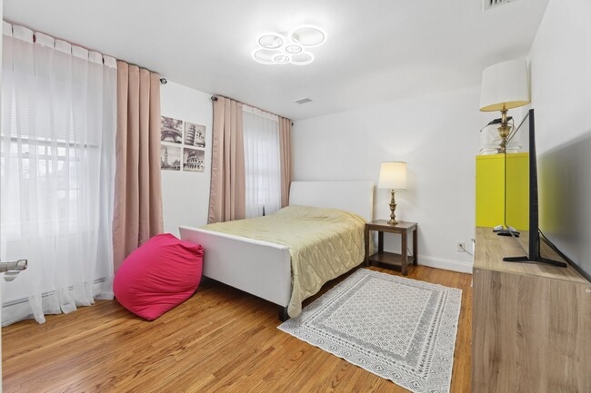 Building Photo - 52 Hillside Ave