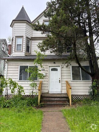 Building Photo - Charming spacious 4-bedroom home. Section ...