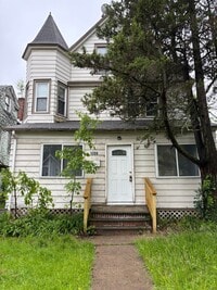 Building Photo - Charming spacious 4-bedroom home. Section ...