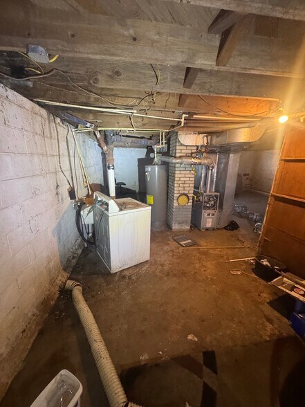 Building Photo - 711 W Dewey St