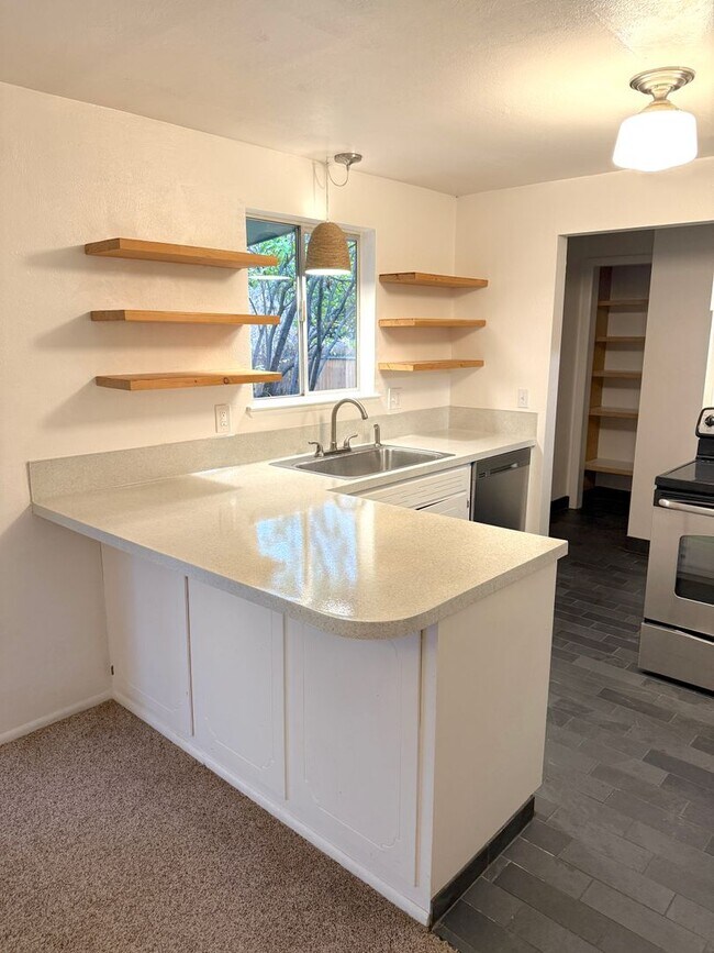 Building Photo - 3-Bedroom Home in great Location