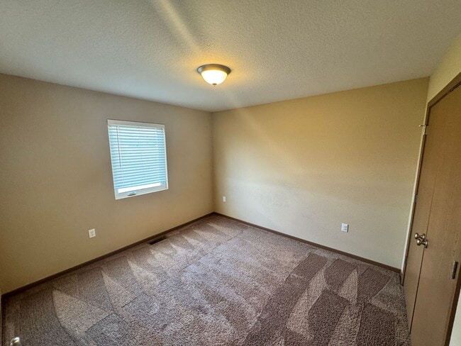 Building Photo - Welcome to Comfortable Living – Spacious, Pet-Friendly Home with Great Amenities