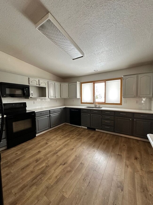 Building Photo - Lovely 3 Bedroom 2 Bath home in great location