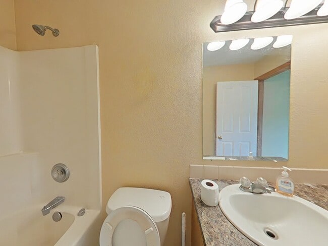 Building Photo - 3 Bedroom House ~ Close to Campus