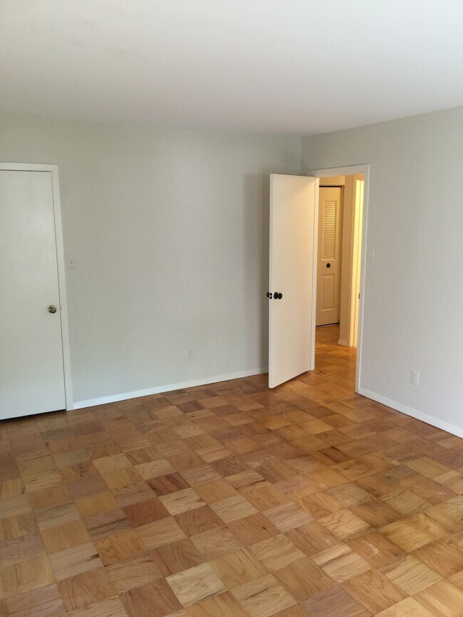 Building Photo - Large 2BR/1BA condo in gated community. Walking distance to Metro.