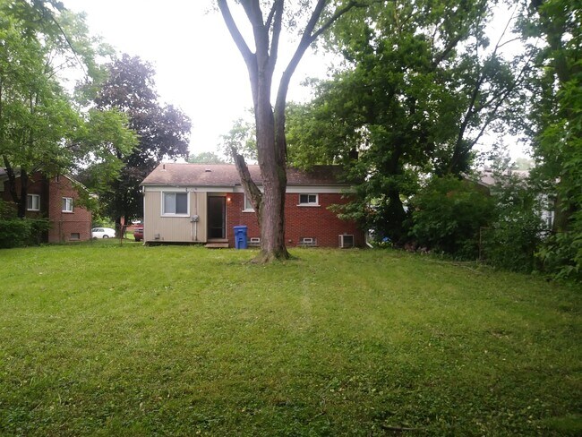 Building Photo - 30043 Grandview St