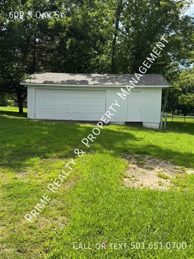 Building Photo - 609 S Oak St