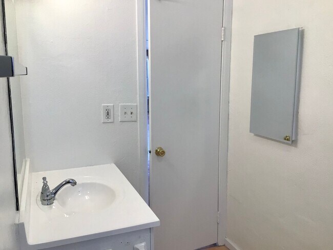 Building Photo - 1BD 1BA Point Loma Apartment - Hardwood Fl...