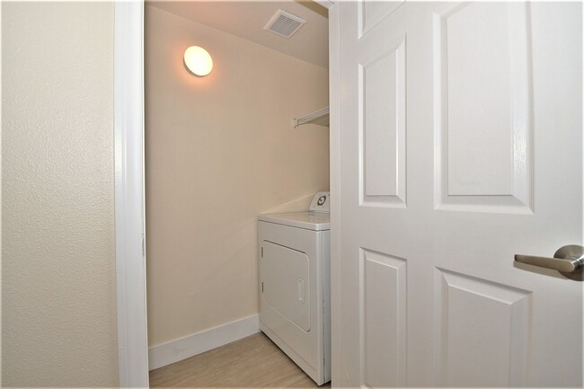 Building Photo - Lovely 1st Floor, 2 Bed 2 Bath At Coronado...