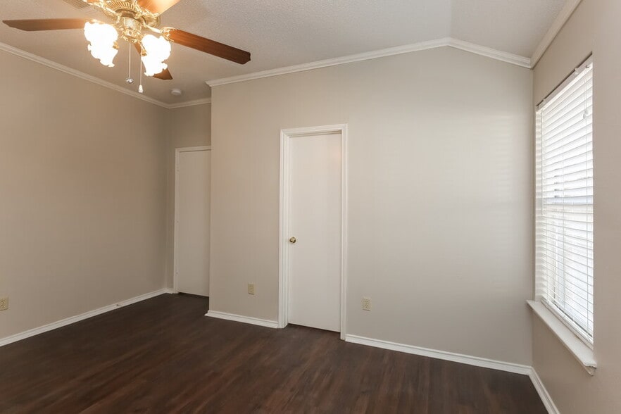 Building Photo - 2524 Park Valley Dr