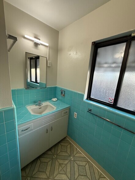 main bathroom - 25 W Monterey Ave