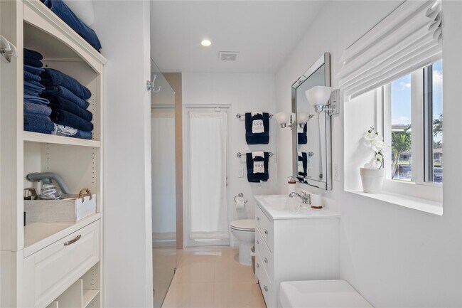 Building Photo - 1410 SE 12th St