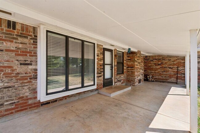 Building Photo - 213 S Silver Dr