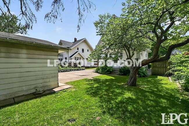 Building Photo - 3822 Lockwood Ave