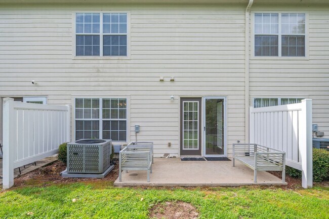 Building Photo - 2 Bedroom Townhouse in Crestview!
