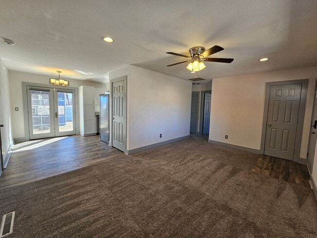 Building Photo - Comfortable 4 bed, 2 bath home in 80906!