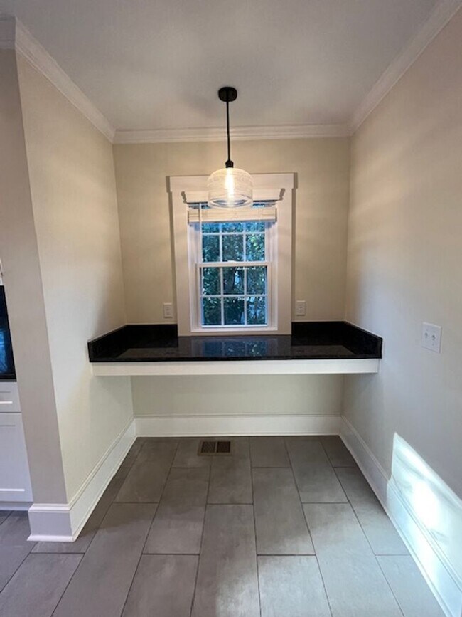 Building Photo - Beautifully Updated House in Forest Hills!