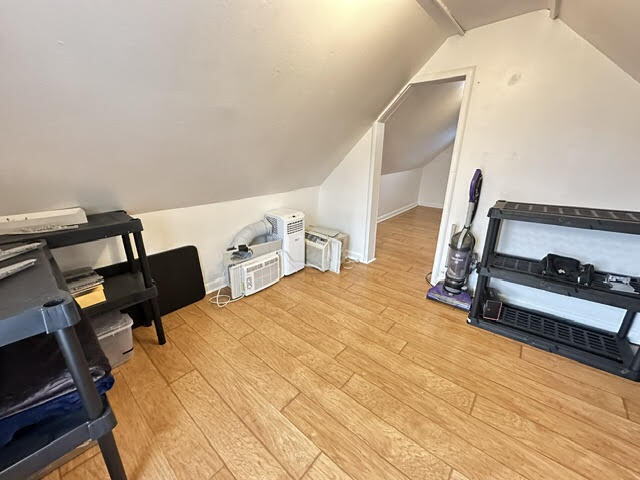 Building Photo - "Charming & Cozy 2-Bedroom Duplex in Prime Moscow Location – 800 Sq Ft of Comfort!"