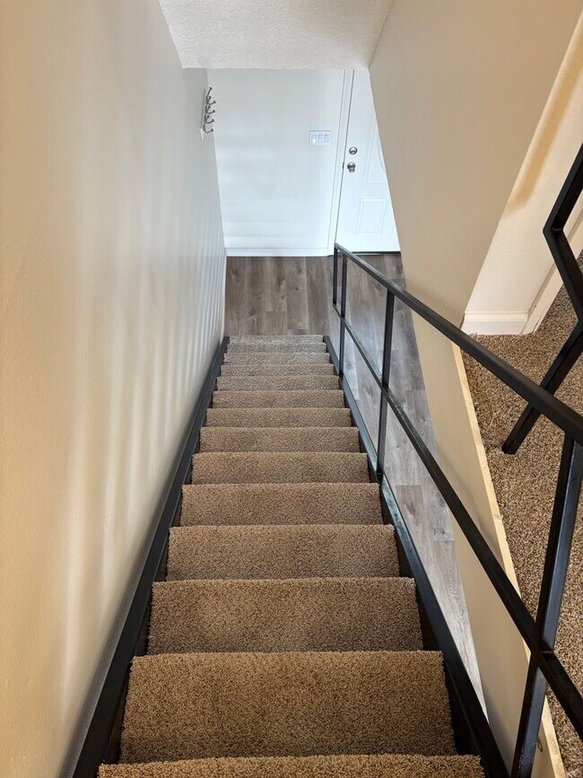 Building Photo - Beautiful townhome in the heart of Tigard ...