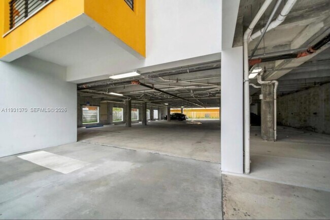 Building Photo - 853 E 24th St