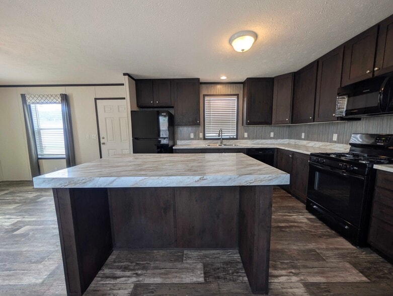 Building Photo - 15881 Villaire Ave