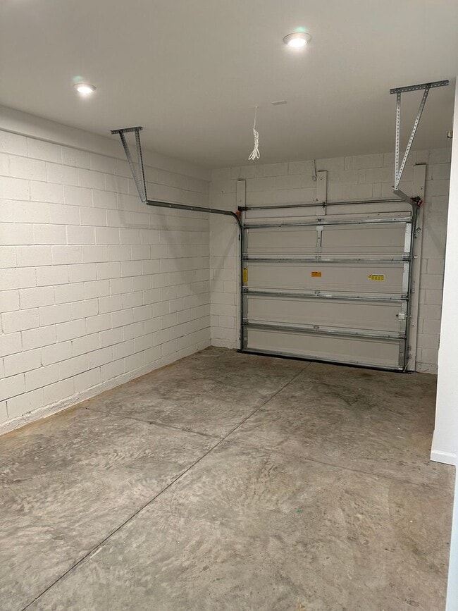 Building Photo - For Rent - 3 BEDROOM 2.5 BATHROOM TOWNHOUS...