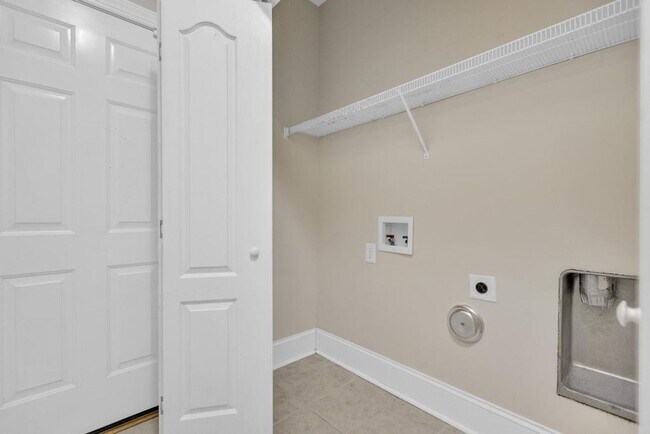 Building Photo - Great location between Wilmington and Jack...