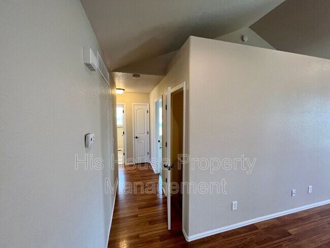Building Photo - 1042 E 25th St