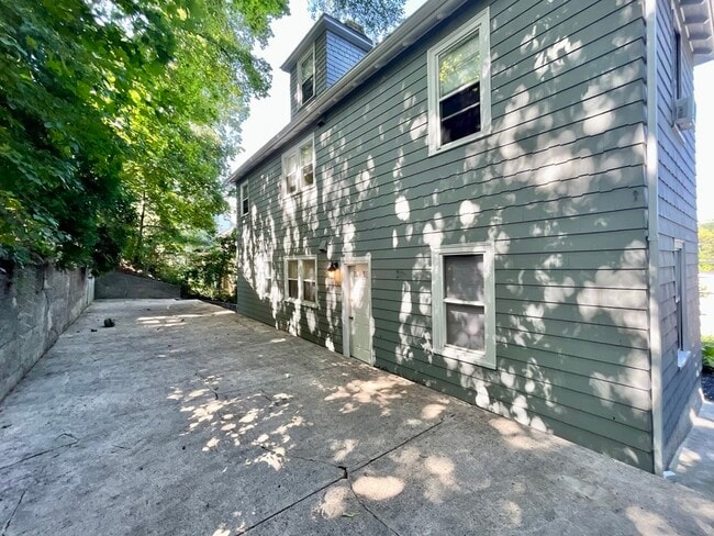Building Photo - 118-120 Paul Revere Rd